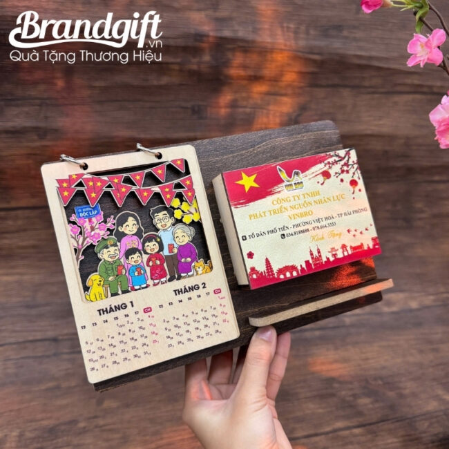 lich-de-ban-go-kem-hop-dung-but-in-logo-lam-qua-tet-2026-ldb-06 (5) lich-de-ban-go-kem-hop-dung-but-in-logo-lam-qua-tet-2026-ldb-06