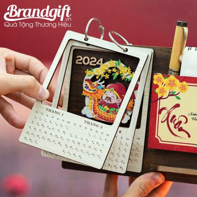 lich-go-de-ban-qua-tang-than-tai-cuoi-rong-don-loc-xuan-kem-hop-but-ldb-07 (5) lich-go-de-ban-qua-tang-than-tai-cuoi-rong-don-loc-xuan-kem-hop-but-ldb-07