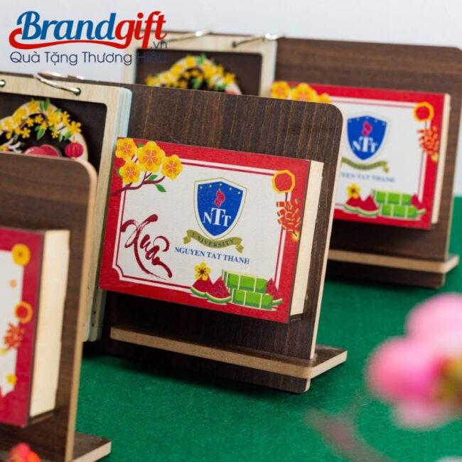 lich-go-de-ban-qua-tang-than-tai-cuoi-rong-don-loc-xuan-kem-hop-but-ldb-07 (6) lich-go-de-ban-qua-tang-than-tai-cuoi-rong-don-loc-xuan-kem-hop-but-ldb-07