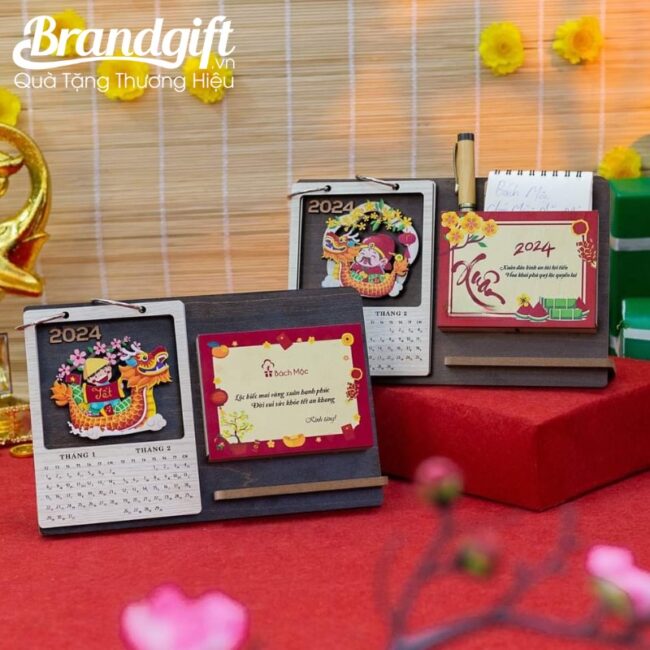 lich-go-de-ban-qua-tang-than-tai-cuoi-rong-don-loc-xuan-kem-hop-but-ldb-07 (7) lich-go-de-ban-qua-tang-than-tai-cuoi-rong-don-loc-xuan-kem-hop-but-ldb-07