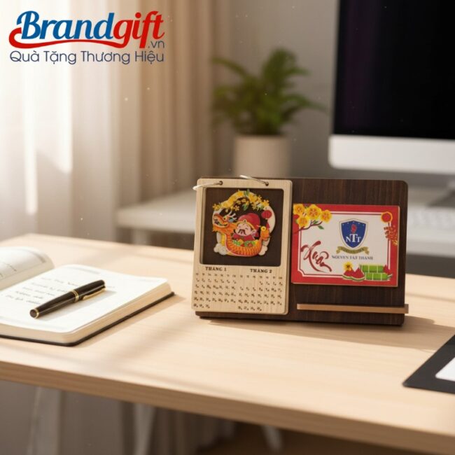 lich-go-de-ban-qua-tang-than-tai-cuoi-rong-don-loc-xuan-kem-hop-but-ldb-07 (9) lich-go-de-ban-qua-tang-than-tai-cuoi-rong-don-loc-xuan-kem-hop-but-ldb-07