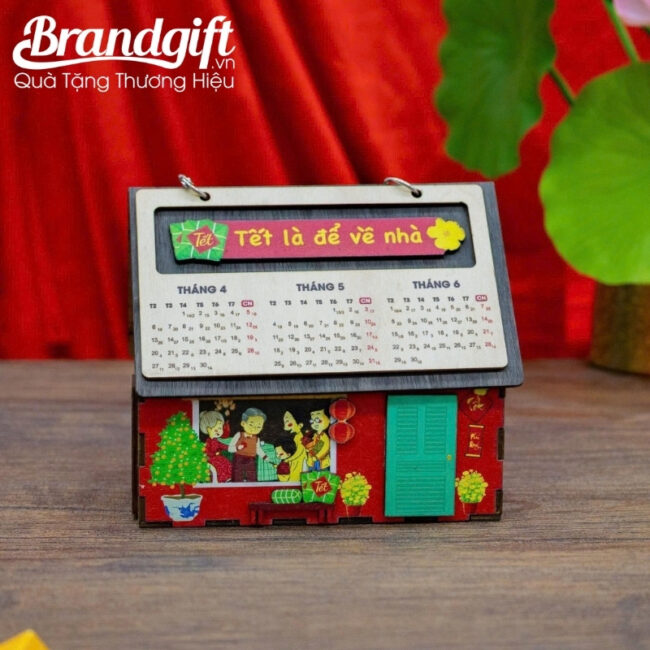 lich-tet-de-ban-in-logo-lam-qua-tang-hinh-ngoi-nha-go-mau-do-lt-07 (2) lich-tet-de-ban-in-logo-lam-qua-tang-hinh-ngoi-nha-go-mau-do-lt-07