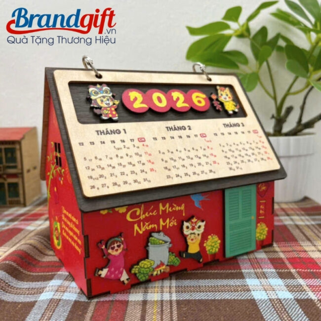 lich-tet-de-ban-in-logo-lam-qua-tang-hinh-ngoi-nha-go-mau-do-lt-07 (3) lich-tet-de-ban-in-logo-lam-qua-tang-hinh-ngoi-nha-go-mau-do-lt-07