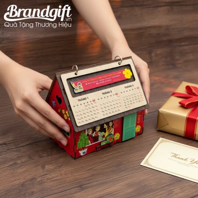 lich-tet-de-ban-in-logo-lam-qua-tang-hinh-ngoi-nha-go-mau-do-lt-07 (7) lich-tet-de-ban-in-logo-lam-qua-tang-hinh-ngoi-nha-go-mau-do-lt-07