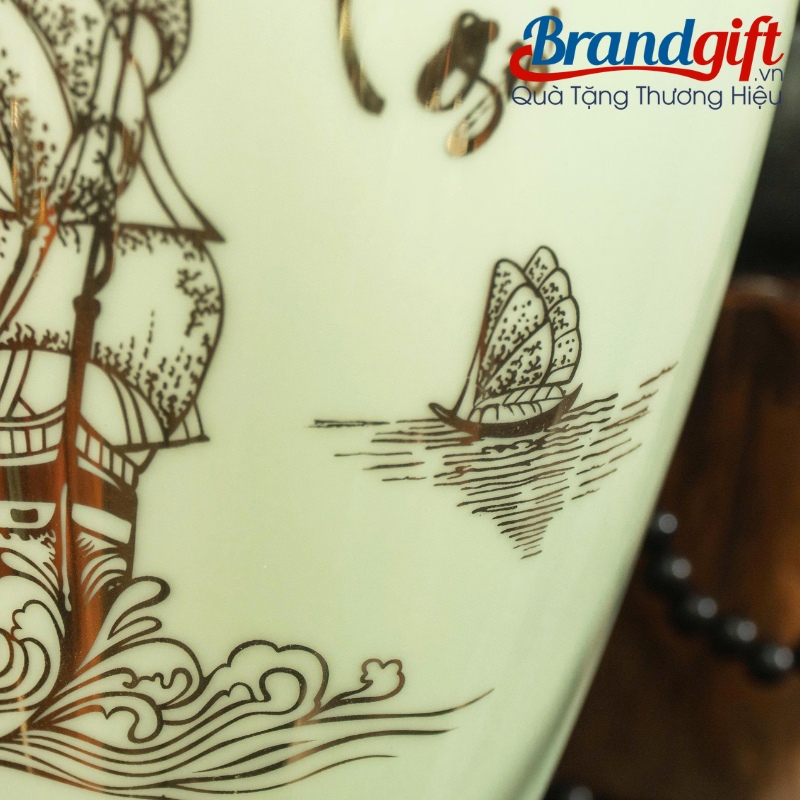 lo-hoa-qua-tang-in-logo-men-ngoc-thuan-buom-xuoi-gio-vang-kim-28cm-lhgs-118