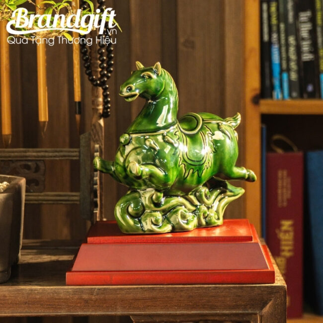 tuong-lang-ma-phi-van-qua-tang-in-logo-men-bich-ngoc-bat-trang-tlv-07 (4) tuong-lang-ma-phi-van-qua-tang-in-logo-men-bich-ngoc-bat-trang-tlv-07