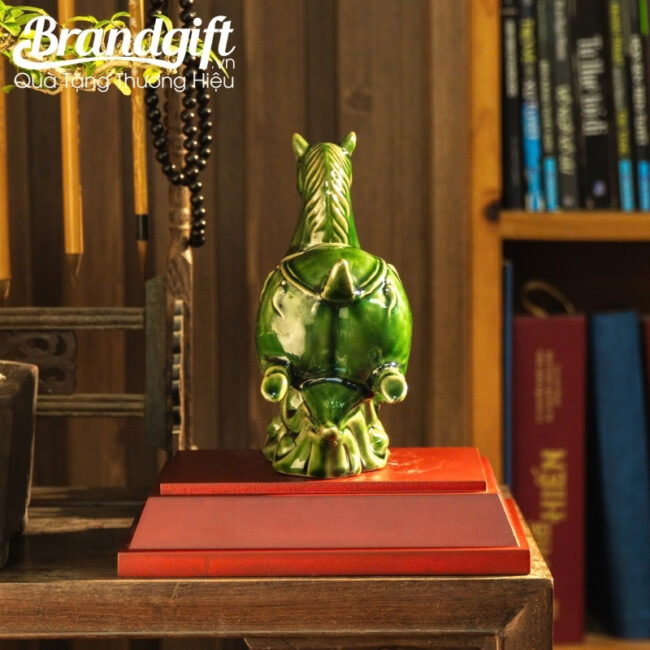 tuong-lang-ma-phi-van-qua-tang-in-logo-men-bich-ngoc-bat-trang-tlv-07 (5) tuong-lang-ma-phi-van-qua-tang-in-logo-men-bich-ngoc-bat-trang-tlv-07