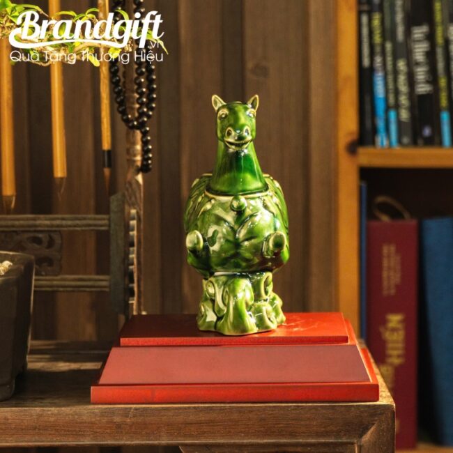 tuong-lang-ma-phi-van-qua-tang-in-logo-men-bich-ngoc-bat-trang-tlv-07 (6) tuong-lang-ma-phi-van-qua-tang-in-logo-men-bich-ngoc-bat-trang-tlv-07