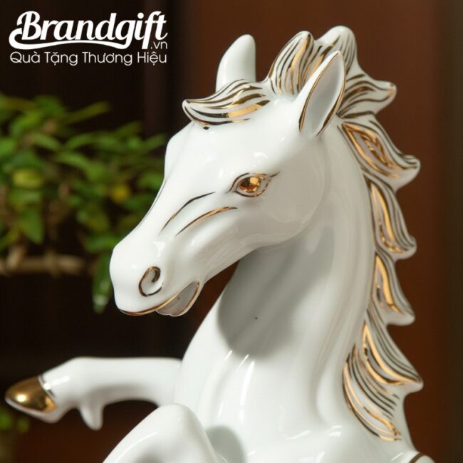 tuong-linh-vat-bach-ma-qua-tang-in-logo-ve-vang-kim-29x30cm-tlv-01