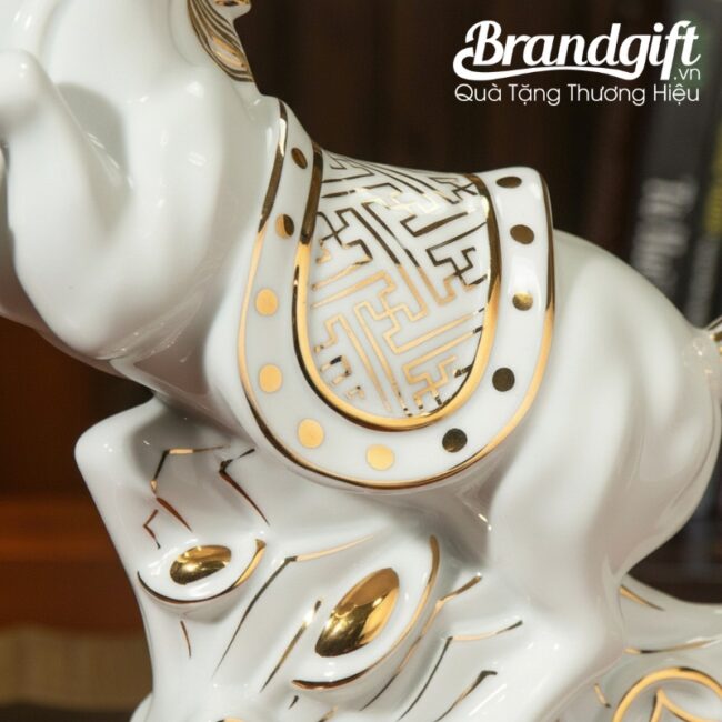 tuong-linh-vat-bach-ma-qua-tang-in-logo-ve-vang-kim-29x30cm-tlv-01