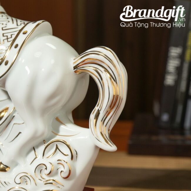 tuong-linh-vat-bach-ma-qua-tang-in-logo-ve-vang-kim-29x30cm-tlv-01