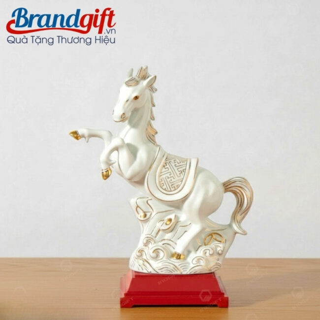 tuong-linh-vat-bach-ma-qua-tang-in-logo-ve-vang-kim-29x30cm-tlv-01