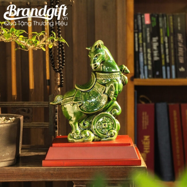 tuong-ngua-tai-loc-bich-ngoc-in-logo-qua-tang-tet-binh-ngo-2026-tlv-06 (3) tuong-ngua-tai-loc-bich-ngoc-in-logo-qua-tang-tet-binh-ngo-2026-tlv-06