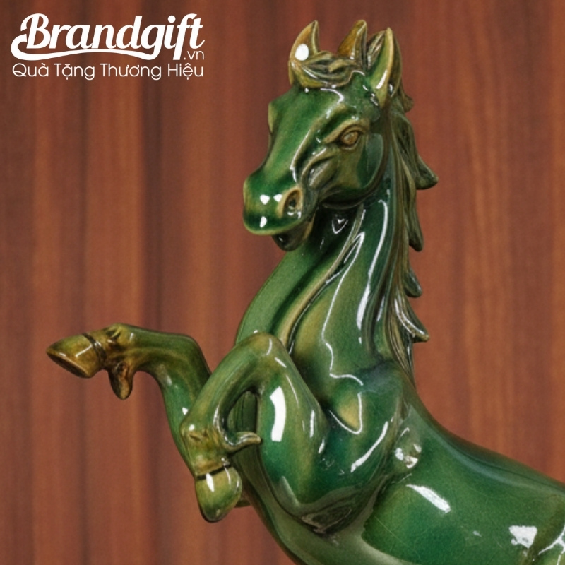 tuong-thanh-ma-uy-phong-qua-tang-men-xanh-ngoc-kem-de-go-tlv-09