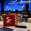 Biểu trưng pha lê số 5 quà tặng in logo
