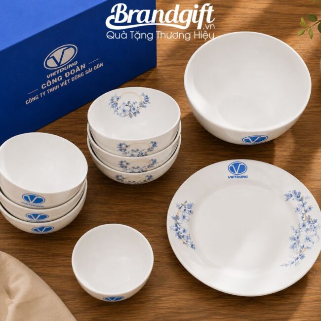 Bộ bát đĩa Bát Tràng in logo họa tiết vẽ hoa xanh (1) Bộ bát đĩa Bát Tràng in logo họa tiết vẽ hoa xanh