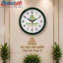 Đồng hồ treo tường mặt tròn vành xanh lá in logo quà tặng