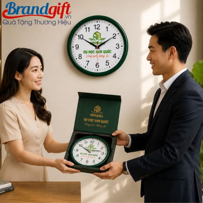 Đồng hồ treo tường mặt tròn vành xanh lá in logo quà tặng