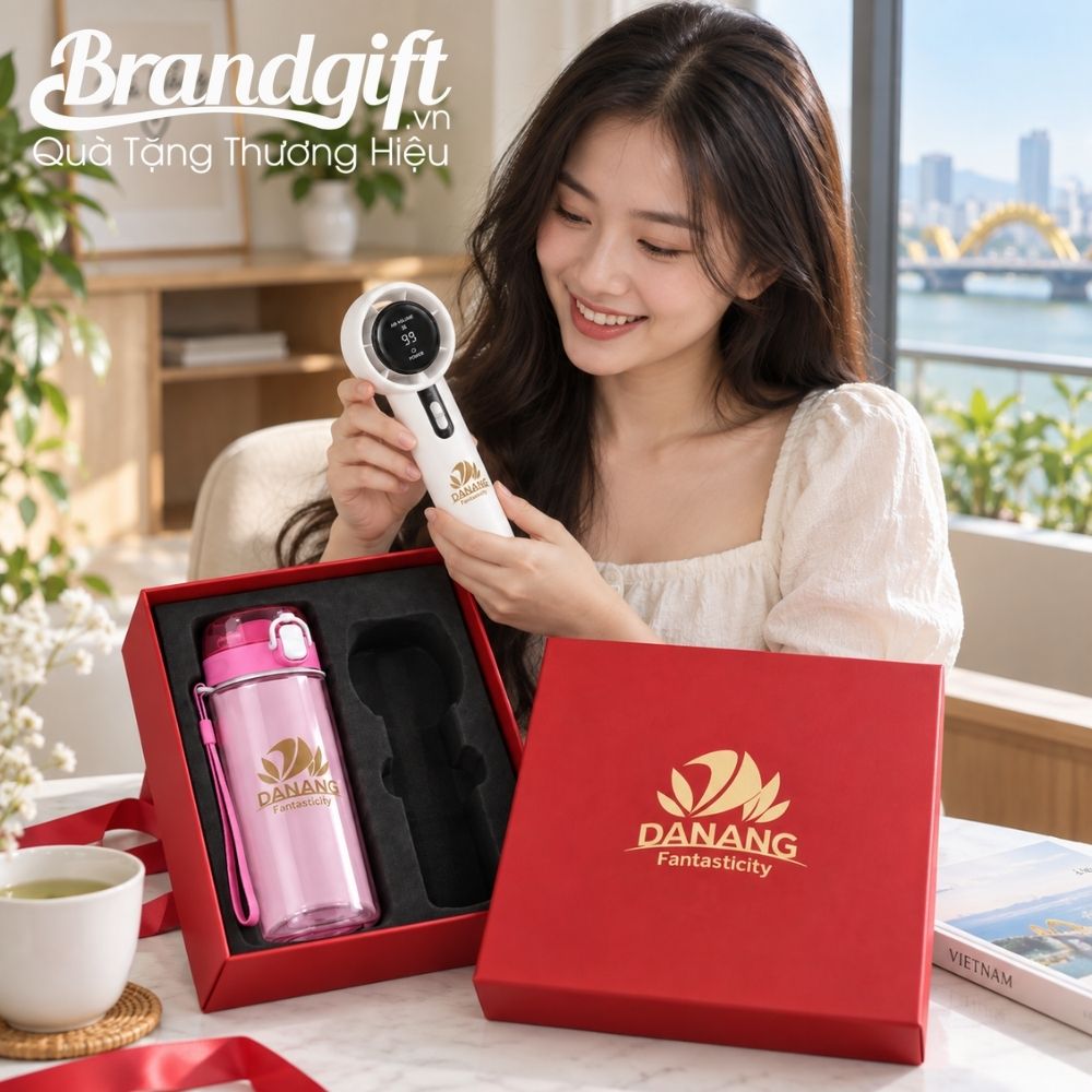 Set quà tặng quạt điện cầm tay và bình nước nhựa