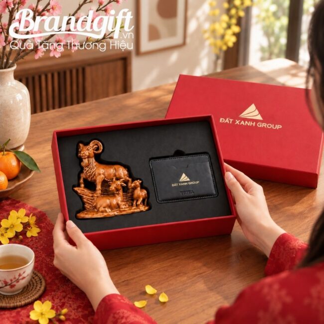 Combo quà tặng tượng dê và ví da đựng thẻ