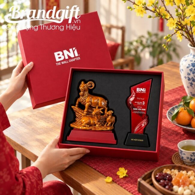 Bộ Giftset vinh danh tượng dê và biểu trưng pha lê