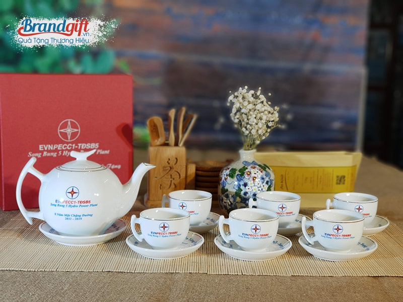Ấm chén in logo giá bao nhiêu