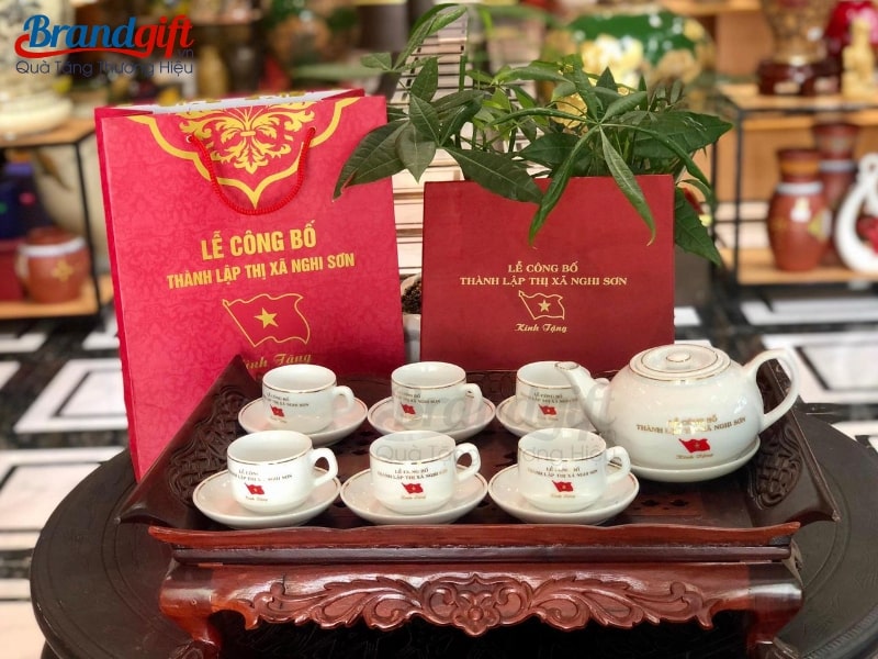 Ấm chén in logo giá bao nhiêu